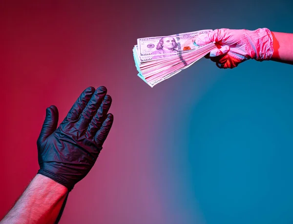 Mann Schutzhandschuhen Bettelt Bei Frau Handschuhen Dollars — Stockfoto