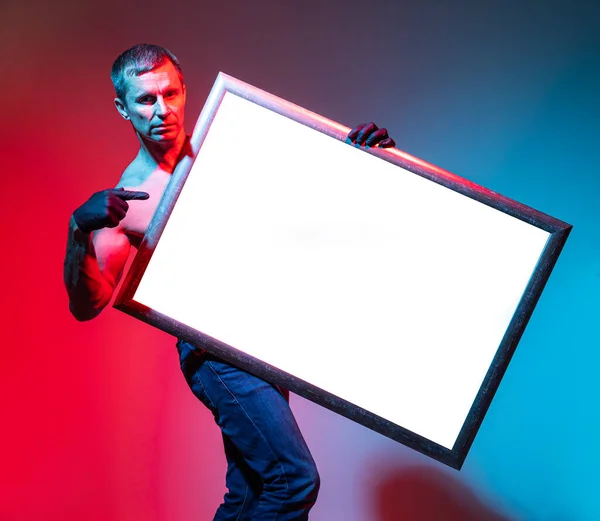 Man Met Beschermende Handschoenen Met Blanco Wit Bord — Stockfoto