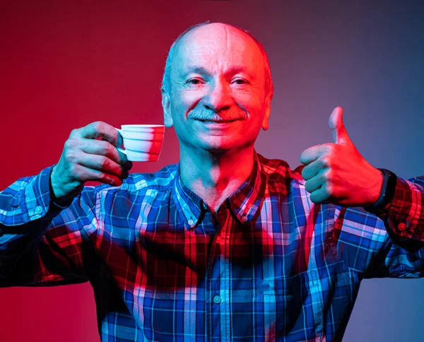 Älterer Mann Genießt Eine Tasse Kaffee Haus — Stockfoto