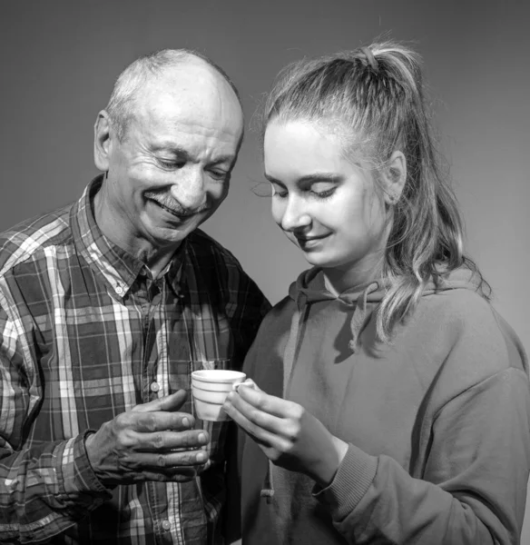 Büyükbaba Torunu Sıcak Kahvenin Tadını Çıkarıyorlar — Stok fotoğraf