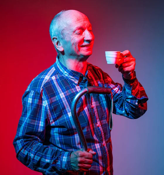 Senior Man Med Käpp Njuter Kopp Kaffe Inomhus — Stockfoto