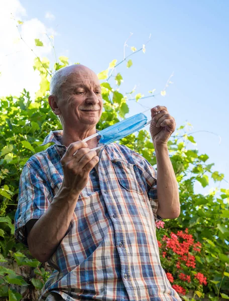 Gesundheitswesen Und Medizinisches Konzept Senior Trägt Schutzmaske Freien — Stockfoto