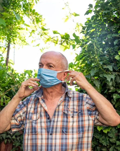 Gesundheitswesen Und Medizinisches Konzept Senior Trägt Schutzmaske Freien — Stockfoto