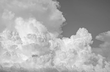 Bulutlu gökyüzü, bulutların üstündeki bir uçağın manzarası.