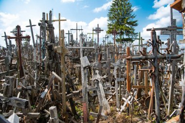 SIAULIAI, LITHUANIA - 28 Temmuz 2019: Siauliai, Litvanya, Avrupa 'daki Haçlar Tepesi (Kryziu kalnas). Baltık 'ın en önemli hac manzaralarından biri.. 