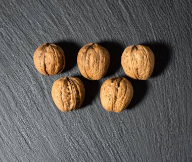 Siyah desenli arka planda tam ceviz.