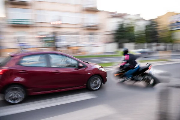モーターサイクリストとモーションブラーで車で危険な都市交通状況 専用画像 — ストック写真