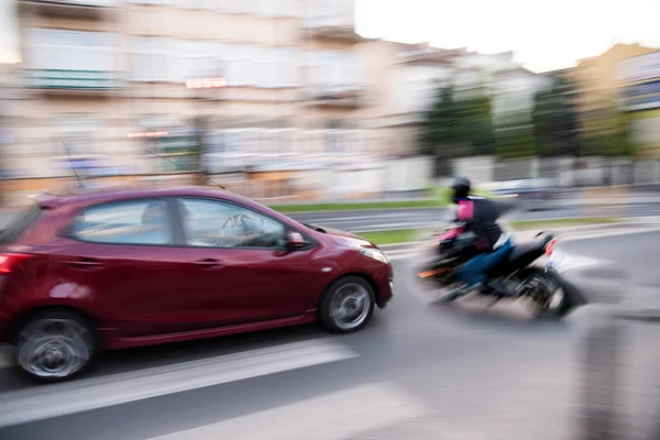 Peligrosa Situación Tráfico Ciudad Con Motociclista Coche Desenfoque Movimiento Imagen — Foto de Stock