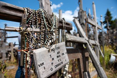 SIAULIAI, LITHUANIA - 07 Temmuz 2015: Siauliai, Litvanya, Avrupa 'daki Haçlar Tepesi (Kryziu kalnas). Baltık 'ın en önemli hac manzaralarından biri.