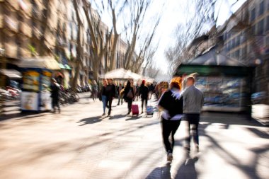 Şehir halkı cadde boyunca gidiyor. Kasıtlı hareket bulanıklığı. Odaklanmamış resim