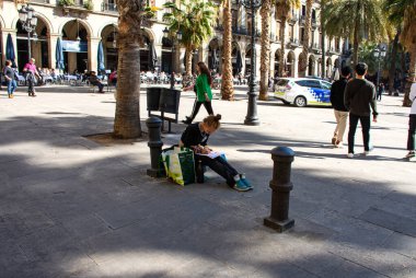 BARCELONA, İspanya - 22 Şubat 2019: Barcelona, İspanya şehir merkezindeki cadde manzarası. Barselona mimarisi ile ünlüdür. 