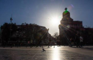 BARCELONA, İspanya - Şubat 2019: Katalonya Meydanı (Placa de Catalunya). İspanya 'nın Barselona şehrinin merkezinde büyük bir meydandır.