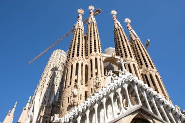 BARCELONA, SPAIN - 23 Şubat 2019: Sagrada Familia cephesi, Barcelona 'da Antoni Gaudi tarafından tasarlanan en ikonik simge, İspanya' da Katalonya
