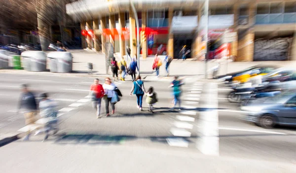 Geschäftige Straßenmenschen Auf Dem Zebrastreifen Vorsätzliche Bewegungsunschärfe Defokussiertes Image — Stockfoto