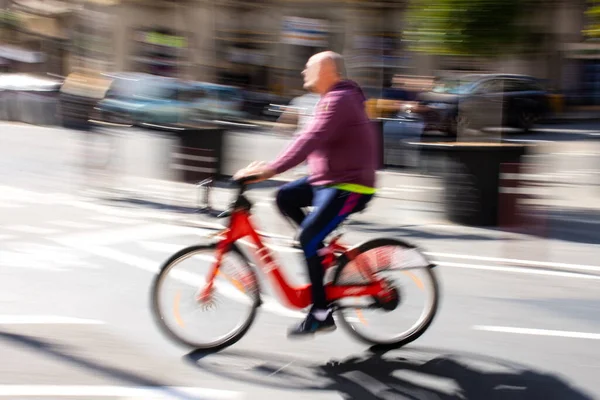 都市道路上のサイクリストの動きがぼやけています 専用画像 — ストック写真