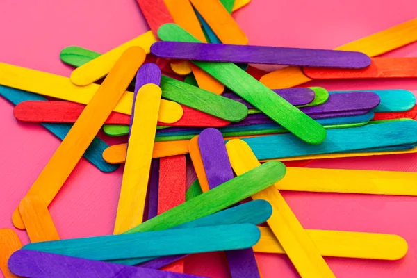 Bunte Eisbecher Aus Holz Abstrakte Holzstäbe Hintergrund — Stockfoto