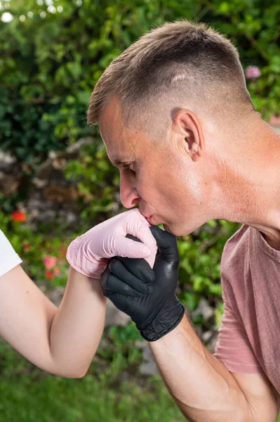 Conceito Saúde Homem Luvas Proteção Beijando Mulheres Mão Luvas Livre — Fotografia de Stock