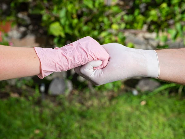 Sjukvårdskoncept Man Skyddshandskar Håller Kvinnans Hand Handsken Utomhus — Stockfoto