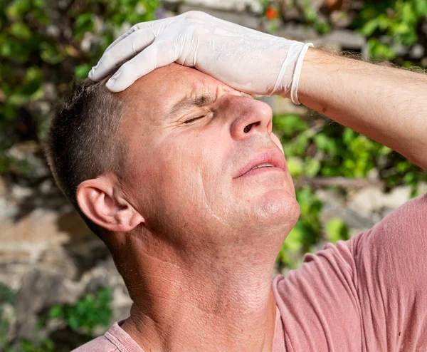 Gesundheit Schmerz Stresskonzept Kranker Mann Schutzhandschuhen Mann Leidet Unter Kopfschmerzen — Stockfoto