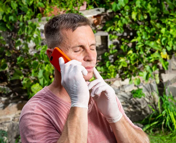 Gesundheitskonzept Mann Schutzhandschuhen Telefoniert Freien — Stockfoto
