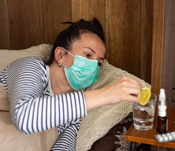 Soins Santé Concept Médecine Femme Avec Virus Grippe Couchée Dans — Photo