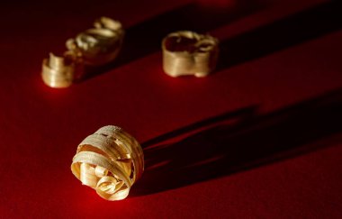 Ahşap işçiliği. Kırmızı arkaplanda talaş