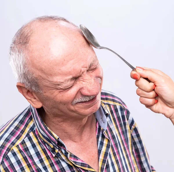 Frau Schlägt Senior Mit Löffel — Stockfoto