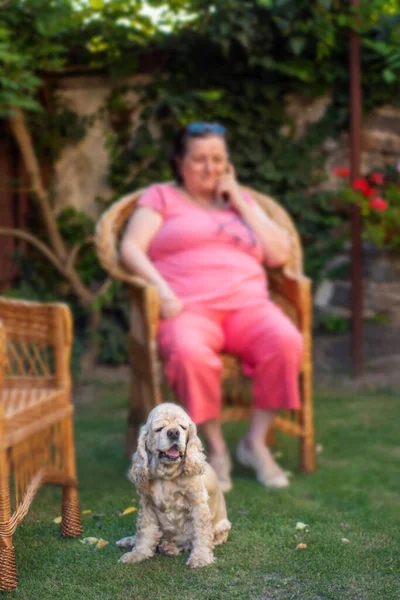 Μια Ηλικιωμένη Γυναίκα Μιλάει Στο Τηλέφωνο Στον Κήπο Καλοκαίρι Εστίαση — Φωτογραφία Αρχείου