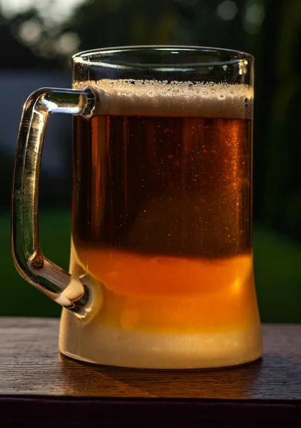 Szklanka Zimnego Piwa Lekkiego Stole — Zdjęcie stockowe