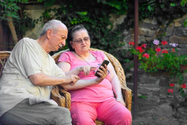 Familje Och Teknikkoncept Senior Par Använder Smartphone Utomhus Trädgården — Stockfoto