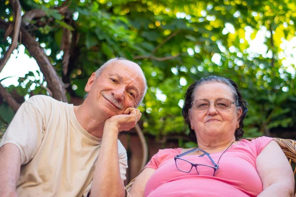 Senior Par Njuter Sommardag Utomhus — Stockfoto