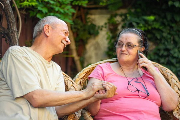 Familien Und Technologiekonzept Seniorenpaar Nutzt Smartphone Garten — Stockfoto