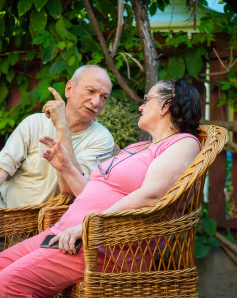 Seniorenpaar Genießt Sommertag Freien — Stockfoto