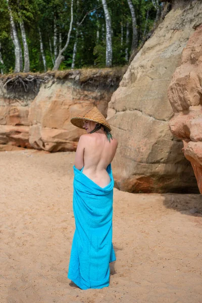 年轻美丽的裸体女子 头戴草帽 在海滩上摆姿势 — 图库照片