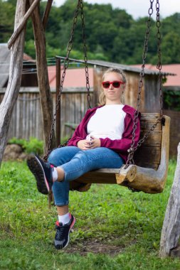 Parkta salıncakta sallanan genç bir kız