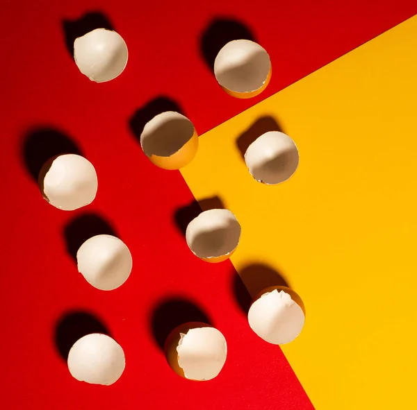 Kırık Kahverengi Yumurta Kabukları Kırmızı Sarı Arka Planda — Stok fotoğraf