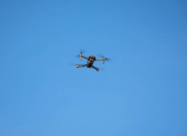 Gökyüzünde uçan bir dron. İHA dörtlü helikopterinin silueti