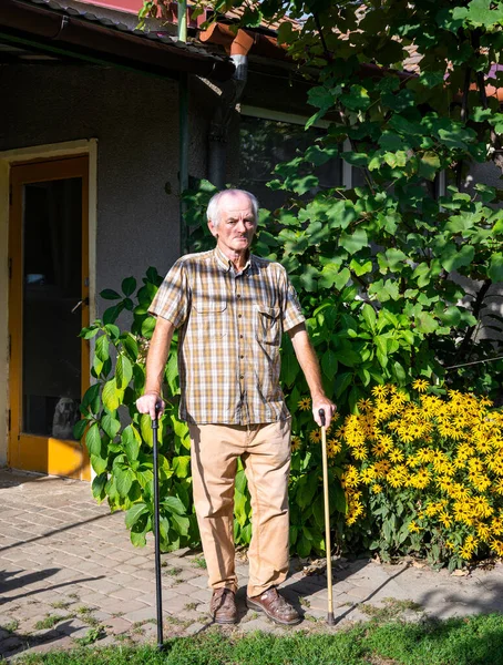 Senior Man Med Två Käppar Utomhus — Stockfoto