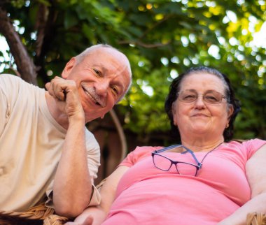 Kıdemli çift yaz gününün tadını çıkarıyor.