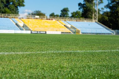 Futbol sahası manzarası ve boş stadyum koltukları