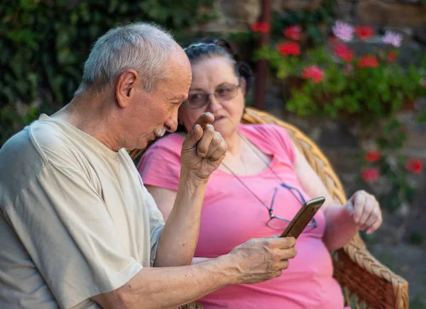 Familje Och Teknikkoncept Senior Par Använder Smartphone Utomhus Trädgården — Stockfoto