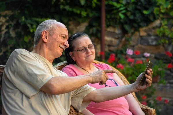 Family Technology Concept Senior Couple Using Smartphone Outdoors Garden — Stock Photo, Image