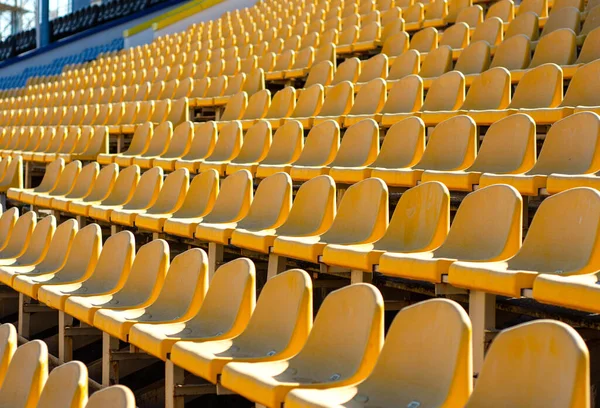 Leere Blaue Und Gelbe Stadionsitze — Stockfoto