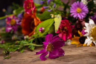 Güzel bir buket parlak çiçeğe yakın çekim 