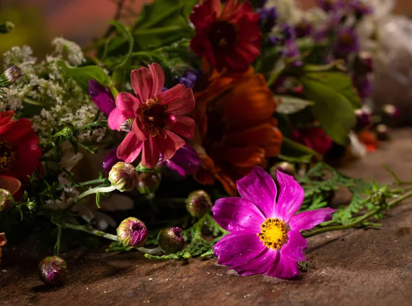 Κοντινό Πλάνο Του Όμορφου Μπουκέτο Από Φωτεινά Λουλούδια — Φωτογραφία Αρχείου