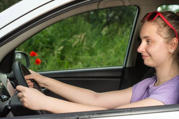 Smiling Happy Teen Girl Wheel Ther Car — Stock Photo, Image