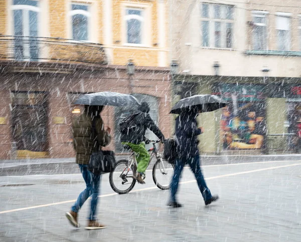 Πολυσύχναστοι Άνθρωποι Περπατούν Στο Δρόμο Χειμωνιάτικη Χιονισμένη Μέρα Σκόπιμη Κίνηση — Φωτογραφία Αρχείου