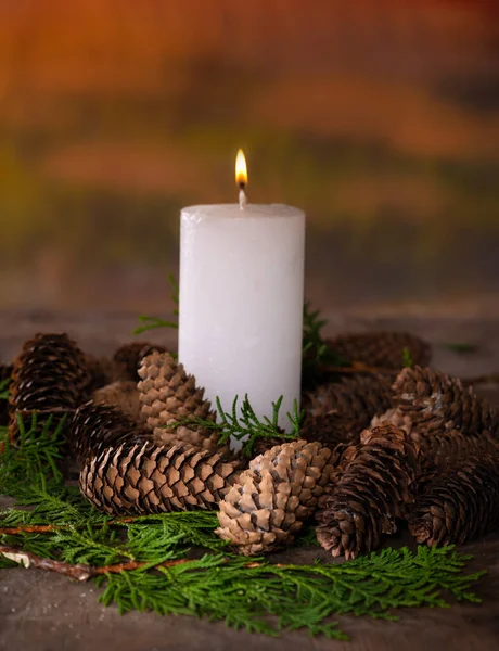 Рождественская Свеча Светлыми Еловыми Конусами Темном Фоне — стоковое фото