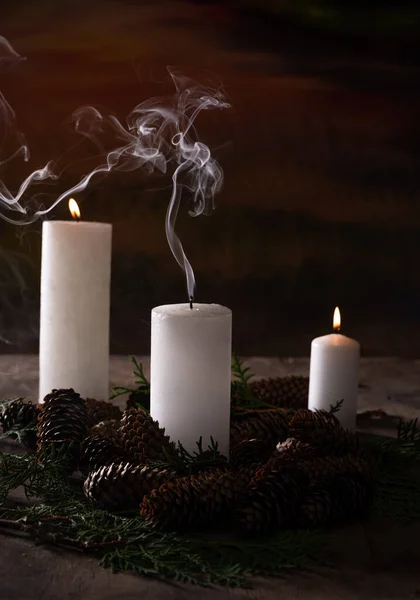 Рождественские Свечи Огнями Еловыми Конусами Тёмном Фоне — стоковое фото