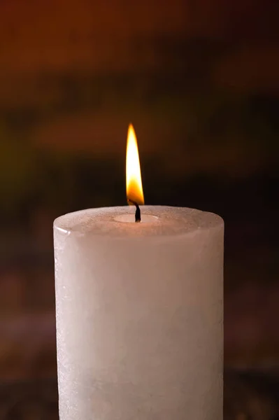 Большая Свеча Пламенем Темном Фоне — стоковое фото